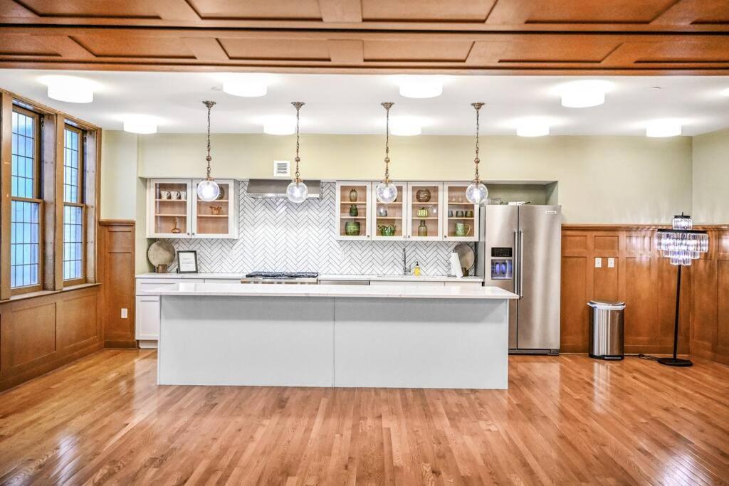Апартаменти 2Br Unit In The Heart Of Dt With View Of Playhouse Square, Pool & Gym Access- 305 Клівленд Екстер'єр фото