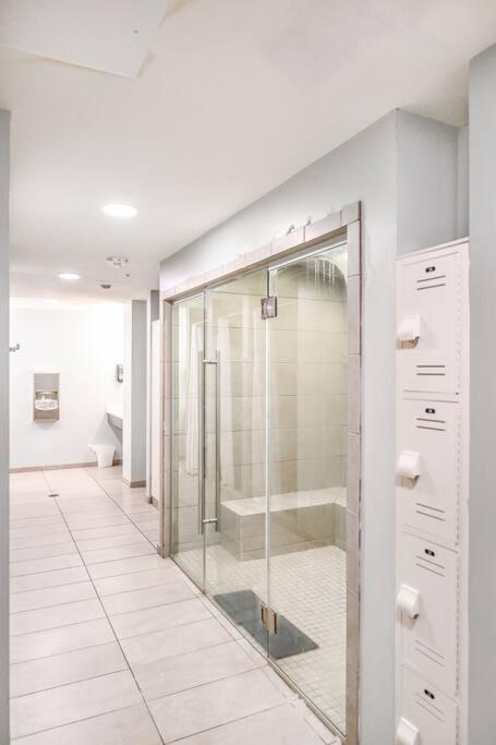 Апартаменти 2Br Unit In The Heart Of Dt With View Of Playhouse Square, Pool & Gym Access- 305 Клівленд Екстер'єр фото