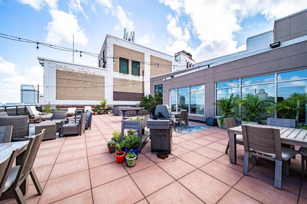 Апартаменти 2Br Unit In The Heart Of Dt With View Of Playhouse Square, Pool & Gym Access- 305 Клівленд Екстер'єр фото